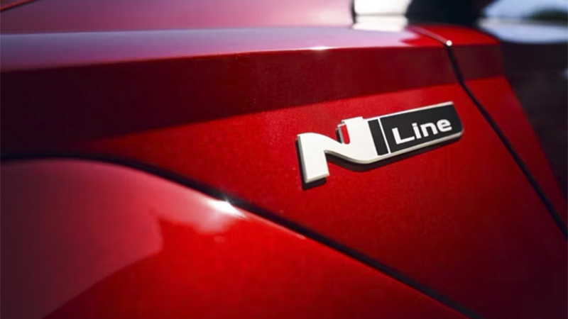 Hyundai i30 Fastback N LINE - vyobrazení detailu loga N Line na karoserii červené barvy