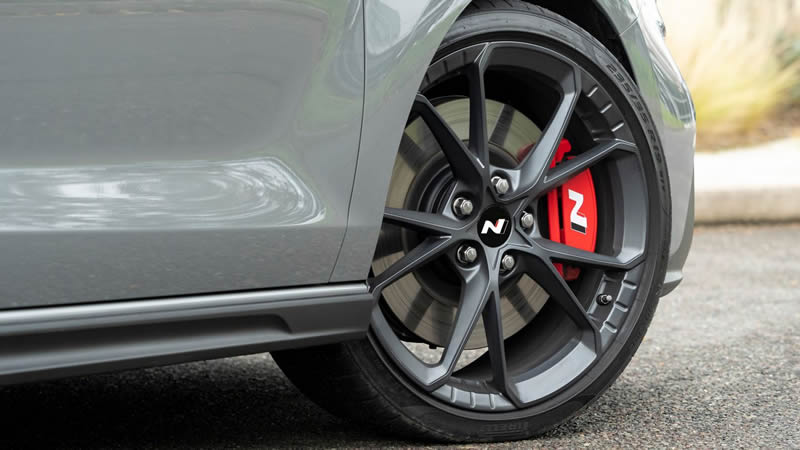 Hyundai i30 N Fastback- detail předního kola s červenými brzdami