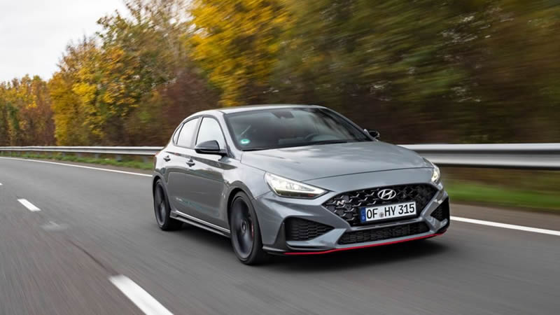 Hyundai i30 N Fastback - jízda na silnici a přední pohled 