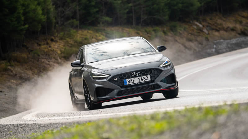 Hyundai i30 N Fastback - jízda na silnici ostrou zatáčkou 