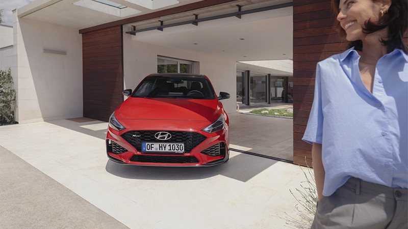 Hyundai i30 Fastback N LINE - přední pohled na vůz stojící v průjezdu