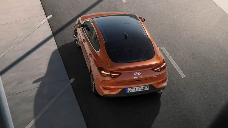 Hyundai i30 Fastback - pohled shora na vůz v oranžové barvě