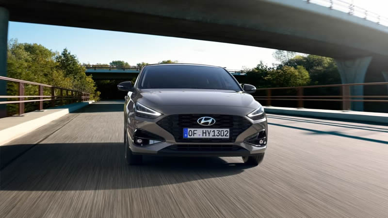 Hyundai i30 Fastback - přední pohled na jedoucí Hyundai i30 v šedivé barvě