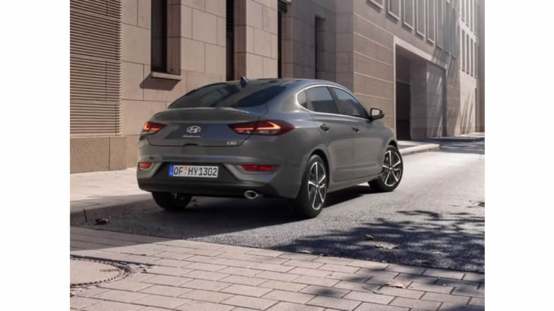 Hyundai i30 Fastback - pohled na zadní část vozu s parkovací kamerou