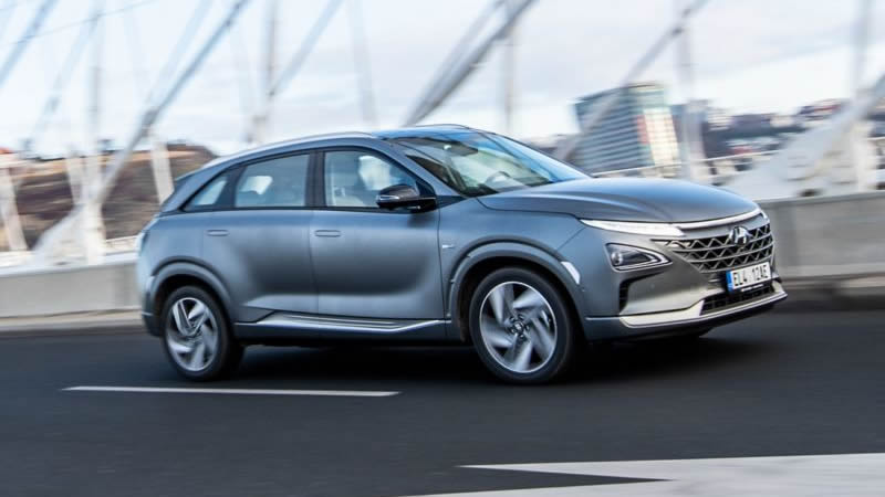 Hyundai NEXO - stříbrný vůz NEXO jede po mostu