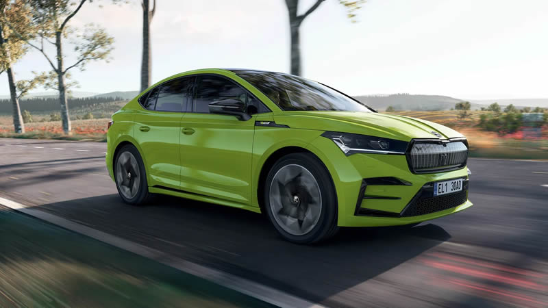 Škoda Enyaq Coupé iV - pohled na jedoucí vůz v zelené batrvě