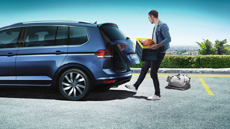 Volkswagen Touran využití funkce Easy open při nakládání