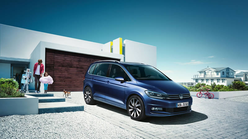 volkswagen touran pohled na exteriér vozu z pravého boku