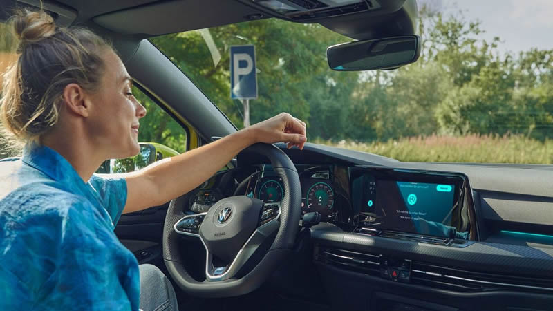 Volkswagen Golf 8 Variant - řidička využívá hlasové ovládání vozu