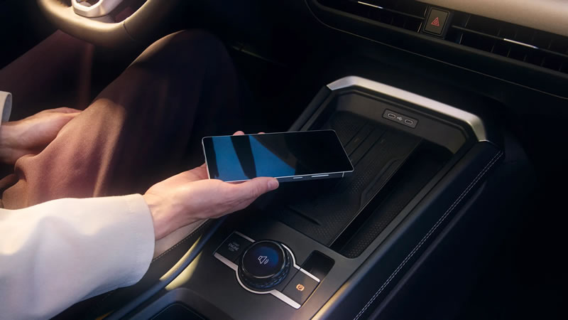 Volkswagen T-Roc - Telefonní rozhraní s funkcí indukčního nabíjení Volkswagen T-Roc interiér vozu