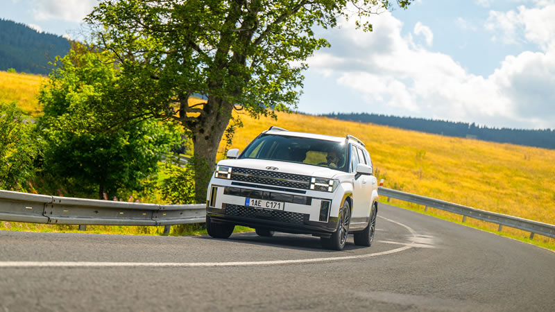 Hyundai SANTA FE přední pohled za jízdy