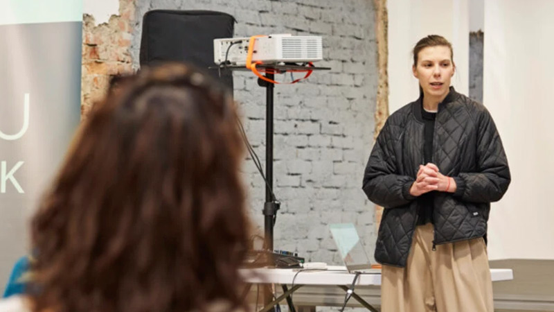 Účastníci vzdělávací akce EDU Week během workshopu o digitálních nástrojích