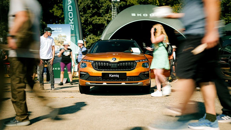 Oranžová Škoda Kamiq vystavený na dnech NATO v Ostravě,  s návštěvníky v pozadí