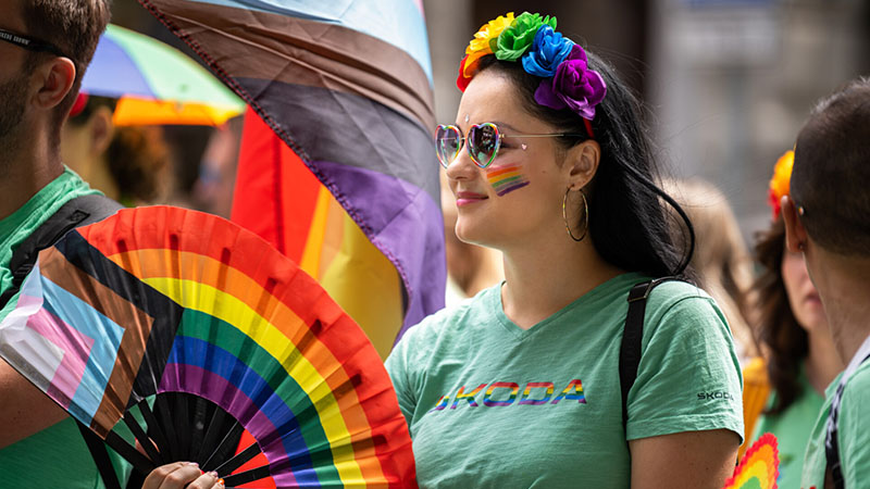 Zaměstnankyně Škoda Auto s duhovými doplňky během Prague Pride 2025
