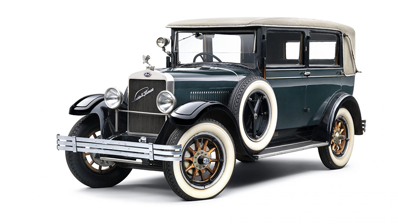 Historický automobil Laurin & Klement 110 z 20. let 20. století, vyznačující se elegantním designem
